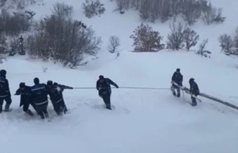 Ekipler enerji için seferber oldu: Kar içerisinde zorlu mücadele