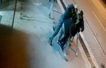 Elazığ'da 4 kişi 1 kişiye saldırdı: Hırsını alamayan saldırganlardan biri şahsın kulağı ısırarak kopardı