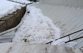 Elazığ'da ahırın tavanı çöktü