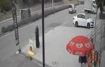 Elazığ'da aracın yan yattığı kaza kamerada