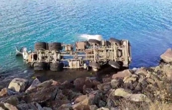 Elazığ'da beton mikseri göle uçtu: 1 yaralı
