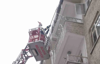 Elazığ'da buz sarkıtları itfaiye ekiplerince temizleniyor