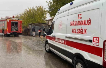 Elazığ'da çatı yangını: 1 kişi dumandan etkilendi