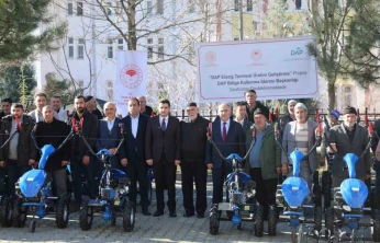 Elazığ'da çiftçilere çapa makinesi dağıtıldı