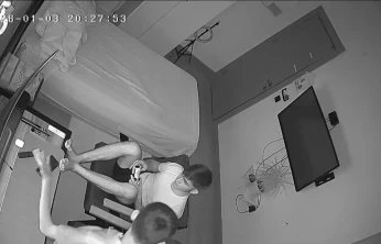 Elazığ'da deprem anı kamerada: Biri panik yaptı, diğeri oyuna devam etti