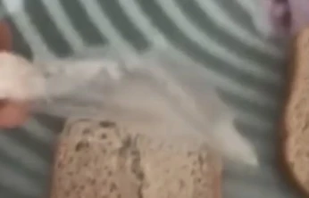 Elazığ'da ekmeğin içerisinden poşet çıktı