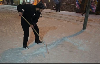 Elazığ'da esnafın karla mücadelesi