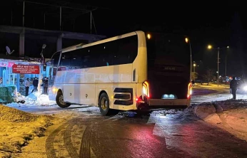 Elazığ'da facianın eşiğinden dönüldü: Otobüs devrilmekten son anda böyle kurtuldu