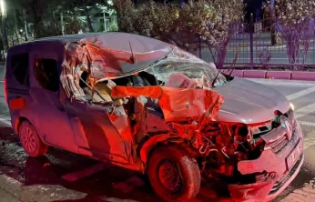 Elazığ'da hafif ticari araç, temizlik aracına çarptı: 1 yaralı