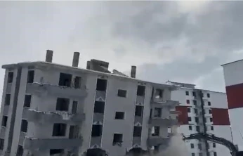 Elazığ'da hasarlı bina iş makinesiyle yıkıldı