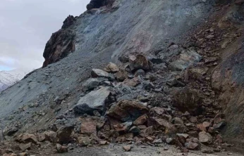 Elazığ'da heyelan yolu kapadı