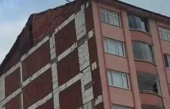 Elazığ'da inşaat işçisinin tehlikeli çalışması