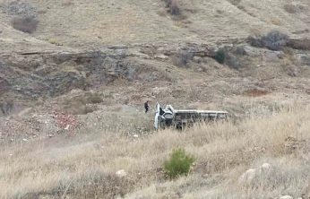 Elazığ'da kamyon devrildi: 1 yaralı