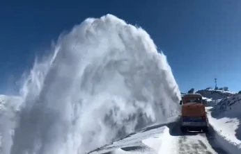 Elazığ'da kapalı köy yollarında çalışmalar sürüyor