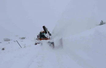 Elazığ'da kapalı köy yollarında çalışmalar sürüyor