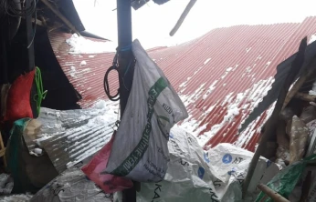 Elazığ'da kar ve fırtına köyün tek marketini kullanılamaz hale getirdi