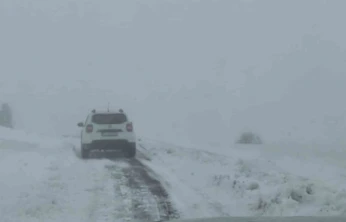 Elazığ'da kar yağışında mahsur kalan araç kurtarıldı