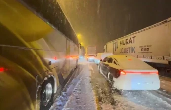 Elazığ'da kar yağışından dolayı araçlar yolda kaldı