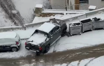Elazığ'da karda kayan araçlar kameraya yansıdı