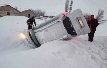 Elazığ'da karda kayan hafif ticari araç devrildi: 2 yaralı