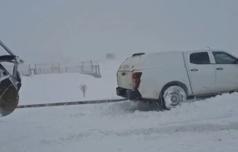 Elazığ'da karda mahsur kalan araçlar kurtarıldı