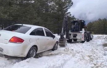 Elazığ'da karda mahsur kalan otomobil kurtarıldı