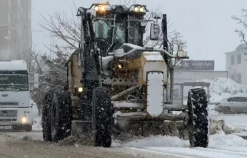 Elazığ'da karla mücadele çalışmaları sürüyor