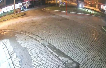 Elazığ'da kontrolü kaybedilen otomobil kavşaktaki refüje çıktı: 1 yaralı