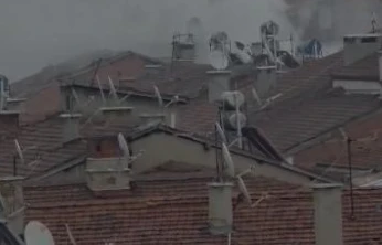 Elazığ'da metruk binada yangın