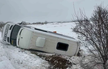 Elazığ'da minibüs şarampole devrildi: 9 yaralı