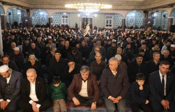 Elazığ'da Regaip Kandili'nde vatandaşlar camilere akın etti