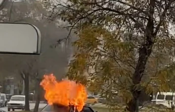 Elazığ'da seyir halindeyken yanan otomobil kullanılamaz hale geldi