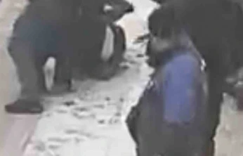 Elazığ'da sokak ortasında tekme tokat kavga: O anlar kamerada