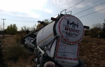 Elazığ'da tır elektrik direğine çarptı: 1 yaralı