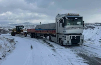 Elazığ'da yolda kalan araçlar kurtarıldı