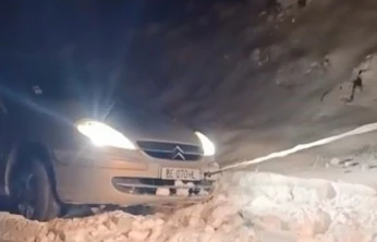 Elazığ'da yolda mahsur kalan araç kurtarıldı