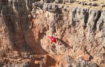 Elazığlı dağcılar kayalıklarda Türk bayrağı açtı