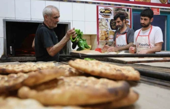 Fırıncıların sıcak havada zorlu 'ekmek' mesaisi