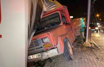 Freni patlayan kamyon önce otomobile ardından inşaat bariyerine çarptı: 2 yaralı