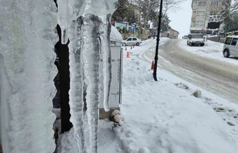 Harput'ta dondurucu soğuklar: Çatılarda metrelerce buz sarkıtları oluştu