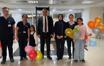 Hastanede yatan çocuklar, karne heyecanı yaşadı