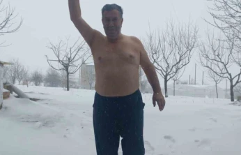 Kar sevinciyle üstsüz dışarı çıktı