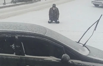 Kar yağışını görünce cadde ortasında secde etti