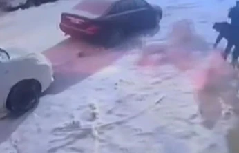 Kardan adama kafa attı