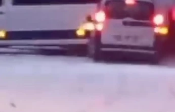 Karlı yolda duramayan araç minibüse çarptı