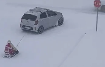 Kızağı araca bağlayıp çektiler, tehlikeli eğlence kameraya yansıdı