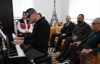 Konservatuvarı dereceyle bitiren görme engelli Mehmet dört enstrümanda ustalaştı