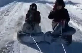 Lastiği kızak yapıp araçla çektiler: Çocukların kar eğlencesi kameralara yansıdı