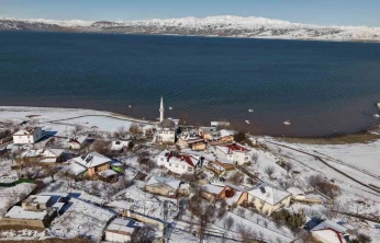 Mavinin ve beyazın buluştuğu köy, eşsiz manzaralar oluşturdu