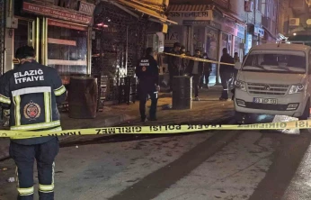 Motosikletin çarptığı pikabın yakıt deposu delindi: Yol trafiğe kapatıldı